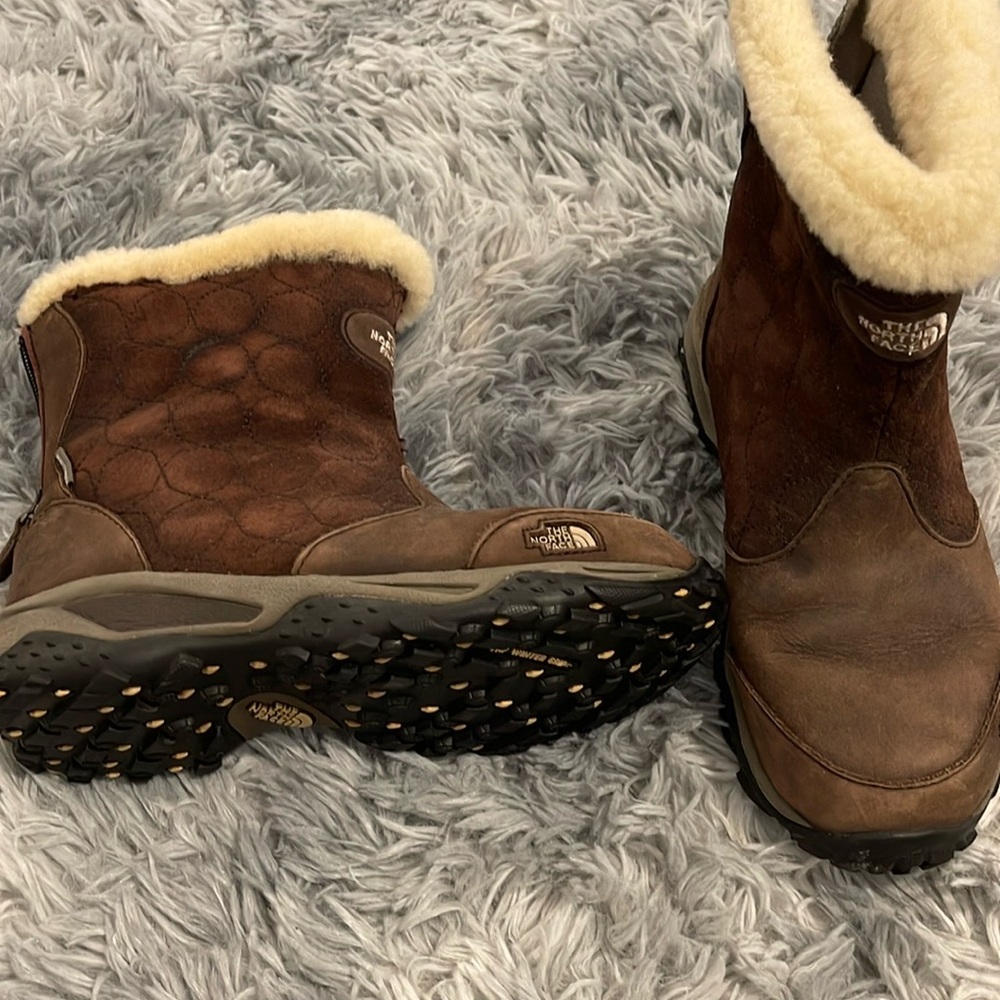 The North Face women boot size 6 with zipper